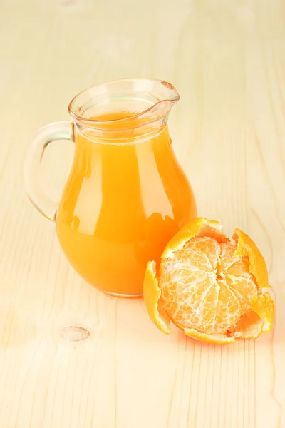 Full kannan av tangerine juice, på trä bakgrund — Stockfoto