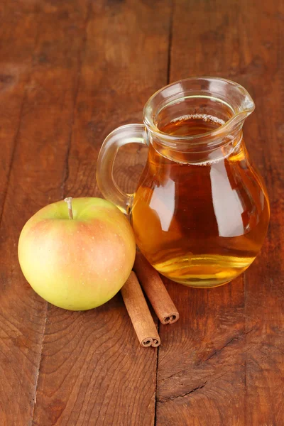 Jarra llena de zumo de manzana y manzana sobre fondo de madera —  Fotos de Stock