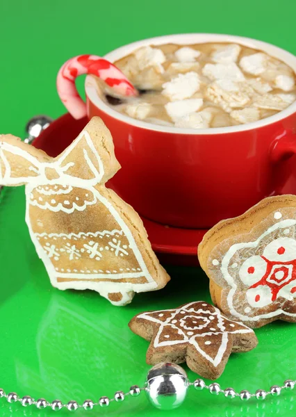 Tazza di caffè con dolcezza natalizia su sfondo verde — Foto Stock