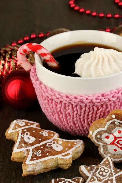 Tasse de café avec douceur de Noël sur table en bois close-up — Photo