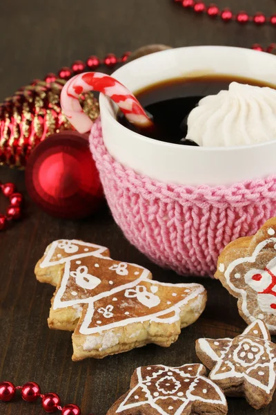 Cup of coffee with Christmas sweetness on wooden table close-up — Stock Photo, Image