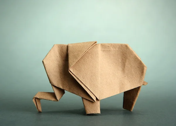 Éléphant origami, sur fond gris — Photo