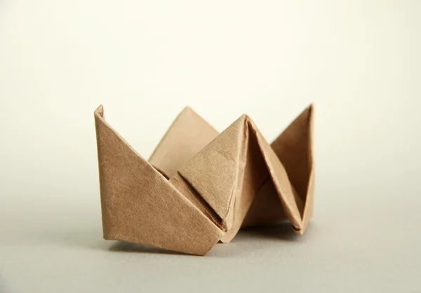 Пароход Origami на сером фоне — стоковое фото