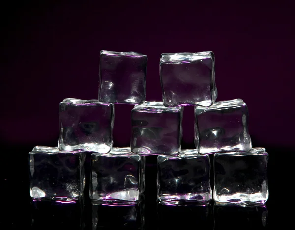 Cubos de gelo no fundo roxo escuro — Fotografia de Stock