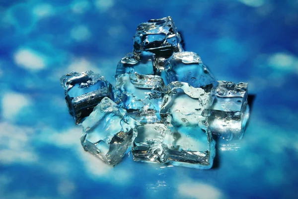 Cubos de gelo no fundo da cor — Fotografia de Stock