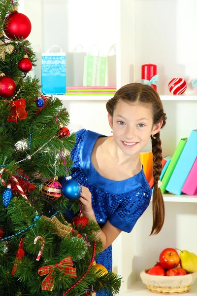 Petite fille décoration arbre de Noël Image En Vente