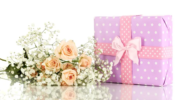 Coffret cadeau et fleurs isolées sur blanc — Photo