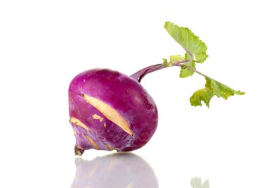 taze şalgam üzerinde beyaz izole