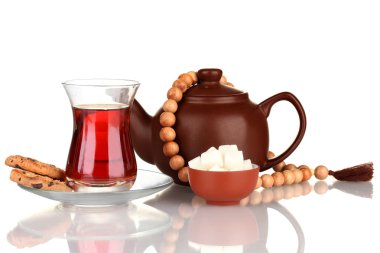 Türk çayı ve üzerinde beyaz izole çaydanlık bardak