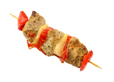 Lezzetli ızgara et ve sebzeler şişte, izole edilmiş beyaz.