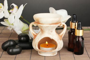 Aromaterapi lamba gri arka plan üzerinde