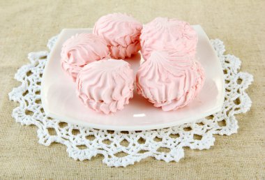 açık renkli plaka üzerinde Marshmallows