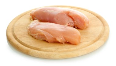 çiğ tavuk eti üzerinde beyaz izole kesme tahtası üzerinde