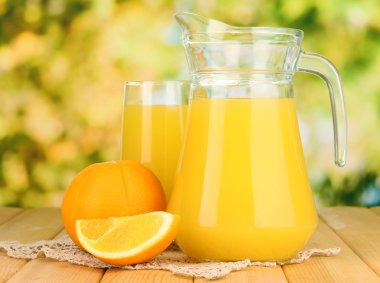 tam cam ve portakal suyu ve portakal ahşap tablo açık sürahi