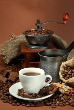 fincan kahve değirmeni, turk ve kahverengi zemin üzerine kahve çekirdekleri