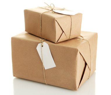 parsel üzerinde beyaz izole, kraft kağıt kutular