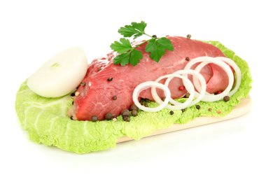 Şifalı otlarla Marine ham sığır eti ve baharat üzerine beyaz izole