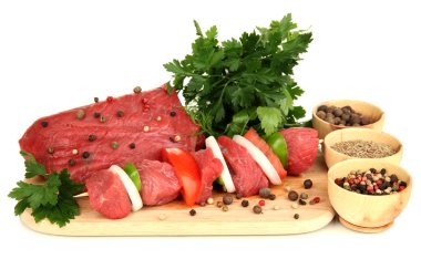 Şifalı otlarla Marine ham sığır eti ve baharat üzerine beyaz izole
