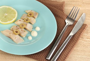 ringa balığı ve limon plaka üzerinde ahşap masa yakın çekim yemek