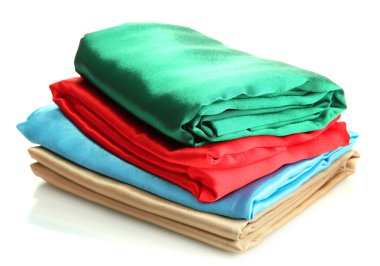 Beyaz kumaş yığınları izole edilmiş.