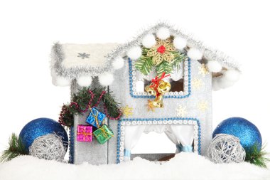 beyaz izole bir şekilde dekore edilmiş Noel evi