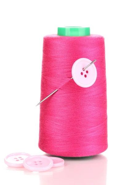 Bobina rosa con ago e bottoni isolati su bianco — Foto Stock