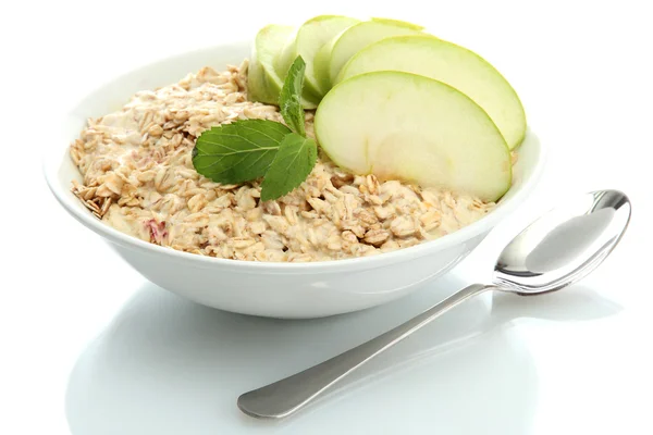 Sabrosa avena con manzana, aislada sobre blanco — Foto de Stock