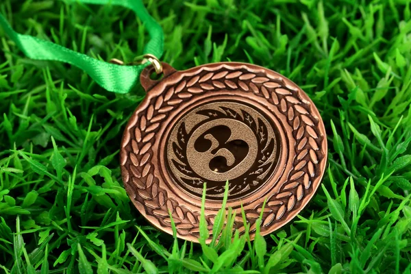 Médaille de bronze sur fond d'herbe — Photo