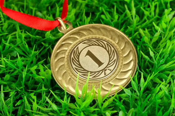 Medalha de ouro no fundo da grama — Fotografia de Stock