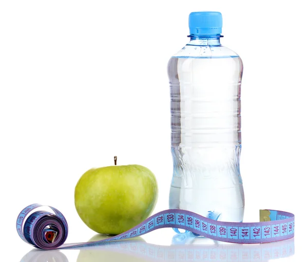 Botella de agua, manzana y cinta métrica aislada en blanco — Foto de Stock