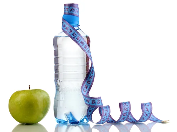 Fles water, apple en meetlint geïsoleerd op wit — Stockfoto