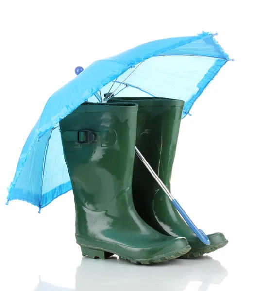 Gumboots verdes e guarda-chuva isolado em branco — Fotografia de Stock