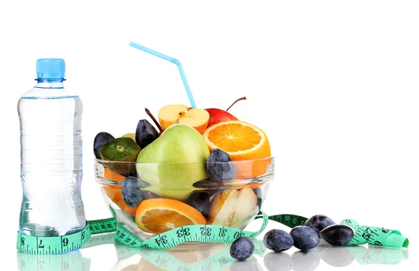 Cuenco de vidrio con fruta para dieta, cinta métrica y botella de agua aislada en blanco —  Fotos de Stock