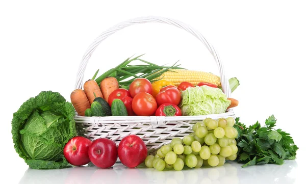 Zusammensetzung mit Gemüse und Obst in Weidenkorb isoliert auf weiß — Stockfoto