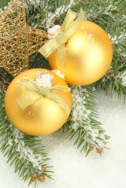 Kerstballen op fir boom met sneeuw, geïsoleerd op wit — Stockfoto