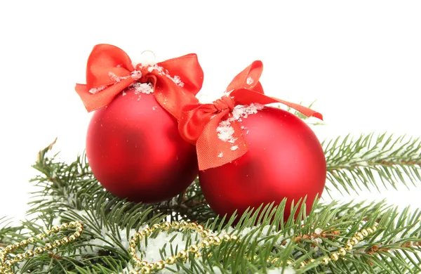 Bolas de Navidad sobre abeto con nieve, aisladas sobre blanco —  Fotos de Stock