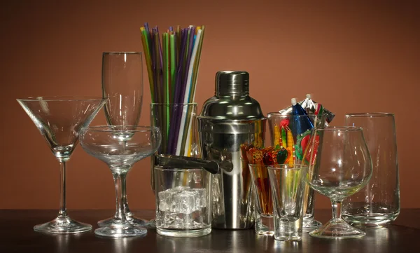 kokteyl shaker ve renkli arka plan üzerinde gözlük