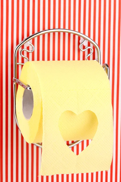 Rulle toalettpapper innehavare fast kritstrecksrandig väggen — Stockfoto