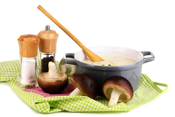 Картофельное пюре в кастрюле с ингредиентами, выделенными на белом — стоковое фото