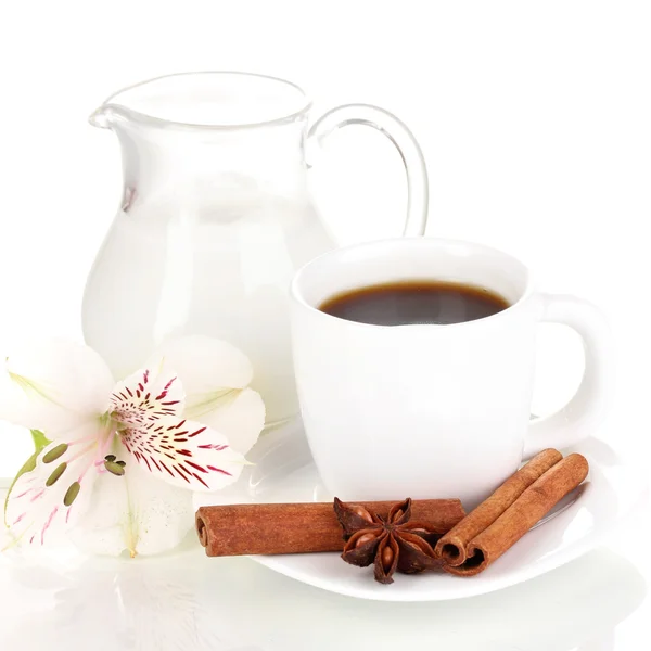 Taza blanca de café turco con leche aislada sobre blanco — Foto de Stock