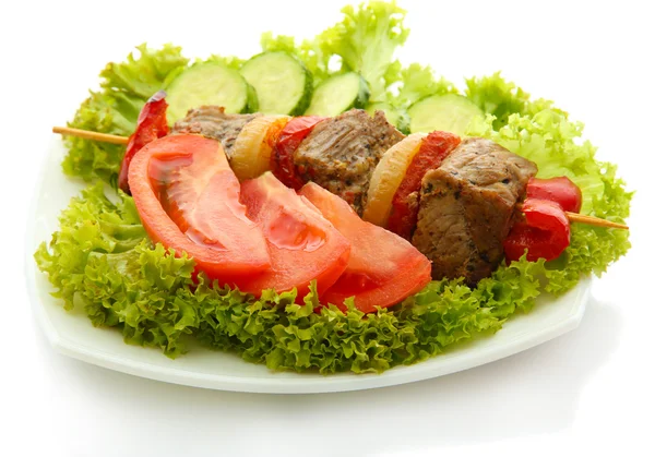Gustose grigliate di carne e verdure su spiedino su piatto, isolate su bianco — Foto Stock