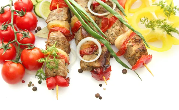 Carne grelhada saborosa e legumes em espetos, isolados em branco — Fotografia de Stock