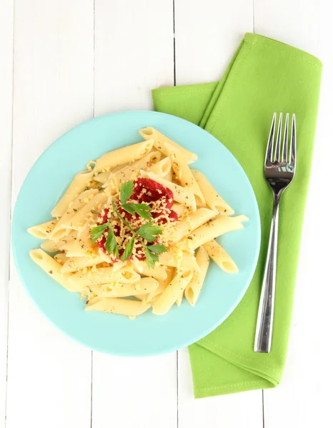Plato de pasta Rigatoni con salsa de tomate sobre mesa de madera blanca —  Fotos de Stock