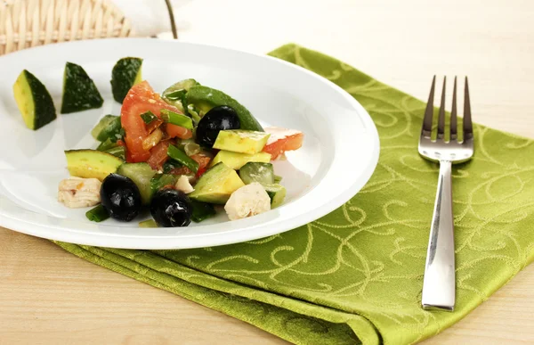Chutný avokádový salát v misce na dřevěný stůl detail — Stock fotografie