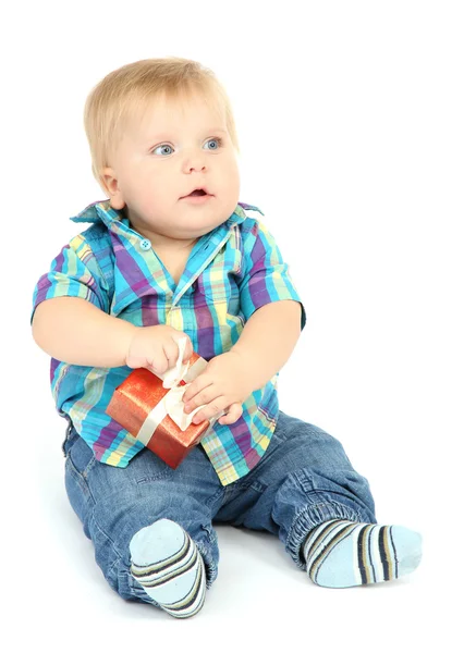 Маленький мальчик с подарком, изолированный на белом — стоковое фото