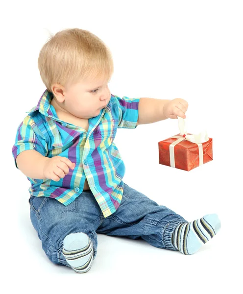 Niño pequeño con regalo, aislado en blanco — Foto de Stock