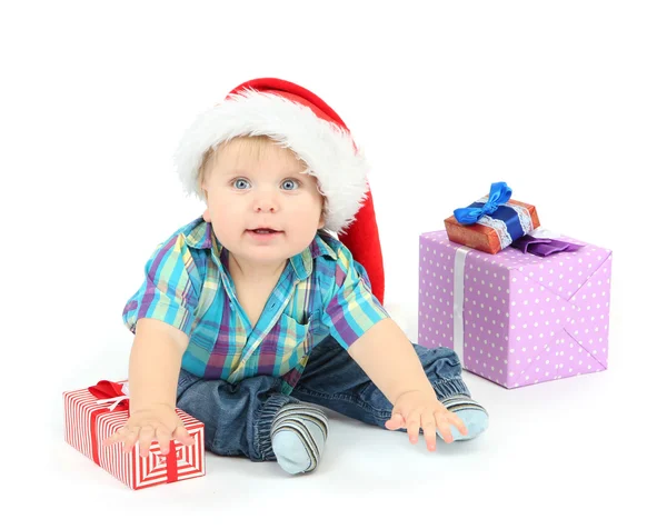 Kleine jongen met geschenk, geïsoleerd op wit — Stockfoto