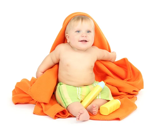 Kleine jongen met kleur handdoek, geïsoleerd op wit — Stockfoto