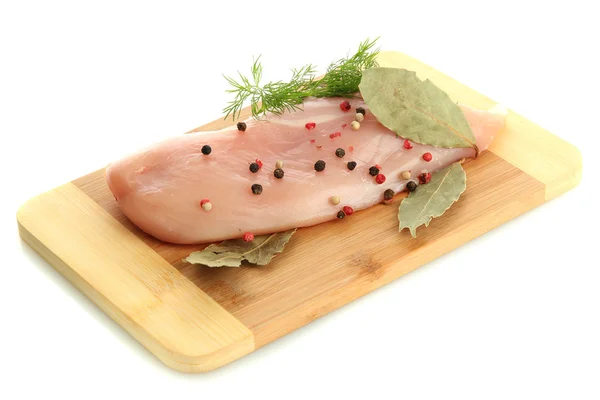 Rohes Hühnerfleisch auf Schneidebrett, isoliert auf weiß — Stockfoto