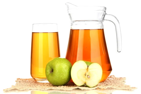 Vaso completo y jarra de zumo de manzana y manzanas aisladas en blanco — Foto de Stock